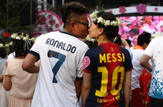 Z koszulką Realu przez Barcelonę. Komu kibicują Katalończycy?