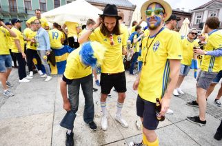Kapitalny gest szwedzkich kibiców w Kielcach. Ubrali bezdomnego i dali bilet na mecz