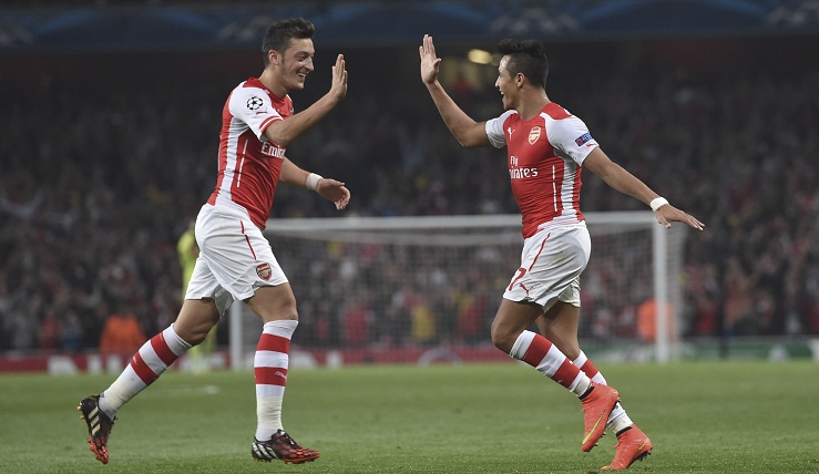 Alexis Sanchez oraz Mesut Oezil mogą latem opuścić klub na zasadzie wolnego transferu (AP Photo/ Tim Ireland)