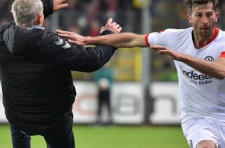 Afera w Bundeslidze. Piłkarz Eintrachtu uderzył trenera rywali