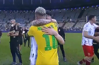 Wyjątkowy obrazek po meczu Argentyna – Brazylia. Messi i Neymar w przyjacielskim uścisku! [WIDEO]