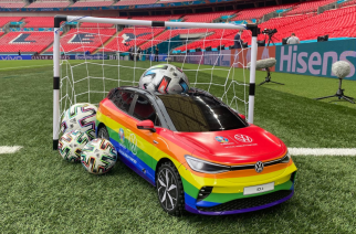 Samochodzik w barwach tęczy dostarczy piłkę na finał Euro 2020!