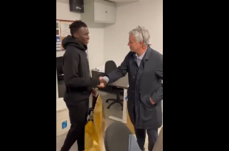 Jose Mourinho wręczył bohaterowi Romy obiecany prezent! [WIDEO]